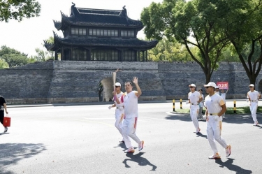 笑臉與熱情刷屏！這名火炬手是景興人！